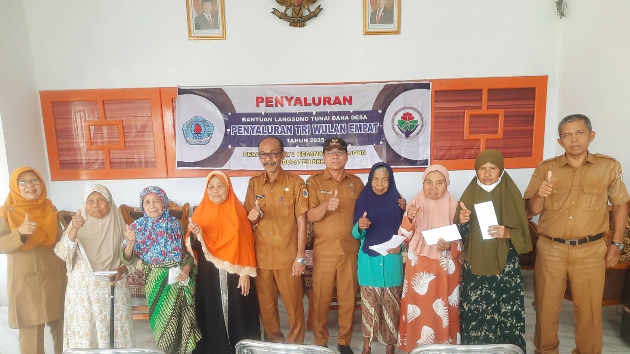 Kepala Desa Negarayu Abdul Ghofur (tengah) dan Camat Tonjong Lukman Hakim SH SIP (kanan) berfoto bersama warga penerima BLT Dana Desa triwulan IV di Aula Balai Desa Negarayu, Brebes, Selasa (9/12/2025). Setiap kepala keluarga menerima bantuan sebesar Rp900 ribu untuk periode Oktober-Desember 2025. Foto: Portal Pantura/Yudhi Prasetyo.