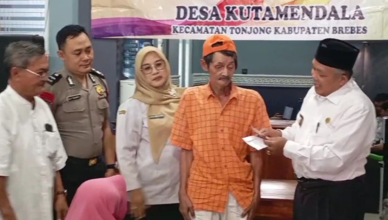 Kepala Desa Kutamendala H. Fathuri, S.Ag. menyerahkan BLT Dana Desa tahap IV tahun 2025 kepada warga penerima manfaat di Balai Desa Kutamendala, Brebes, Rabu (10/12/2025). Foto: Portal Pantura/Yudhi Prasetyo.