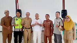 Kepala Desa Tonjong Samsudin saat menyerahkan BLT Dana Desa kepada warga penerima bantuan di Desa Tonjong, Brebes, Senin (15/12/2025). Foto: Portal Pantura/Yudhi Prasetyo.