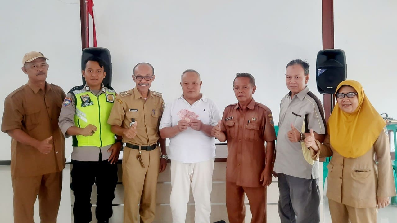 Kepala Desa Tonjong Samsudin saat menyerahkan BLT Dana Desa kepada warga penerima bantuan di Desa Tonjong, Brebes, Senin (15/12/2025). Foto: Portal Pantura/Yudhi Prasetyo.