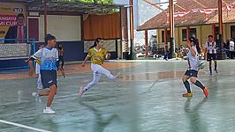 Seorang peserta melepaskan tendangan keras saat berlaga di kompetisi futsal putra Gebyar MUTUBUMI CUP 2025 yang digelar di SMK Muhammadiyah 1 Bumiayu, Brebes, Rabu (10/12/2025). Sebanyak 35 tim futsal putra dari SMP/MTs se-Kabupaten Brebes bertarung memperebutkan hadiah total Rp20 juta dan beasiswa satu tahun. Foto: Portal Pantura/Yudhi Prasetyo.