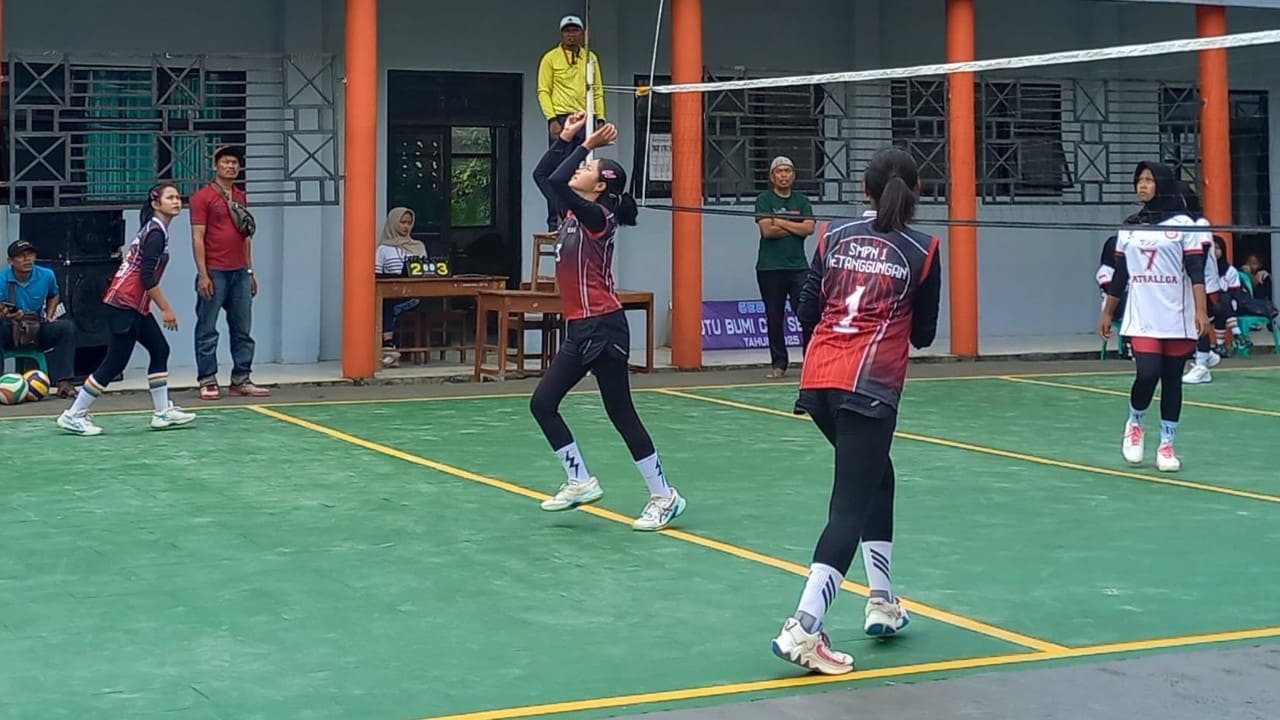 Aksi umpan peserta saat laga bola voli Gebyar MUTUBUMI CUP 2025 di SMK Muhammadiyah 1 Bumiayu, Brebes, Rabu (10/12/2025). Event tahunan ini diikuti 48 sekolah tingkat SMP/MTs se-Kabupaten Brebes. Foto: Portal Pantura/Yudhi Prasetyo.