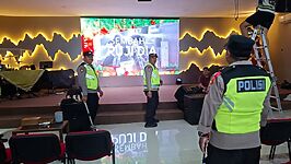 Personel Polsek Jatibarang melakukan sterilisasi di Gereja Bethel Indonesia jelang ibadah Natal 2025. Foto. Humas Polres Brebes.