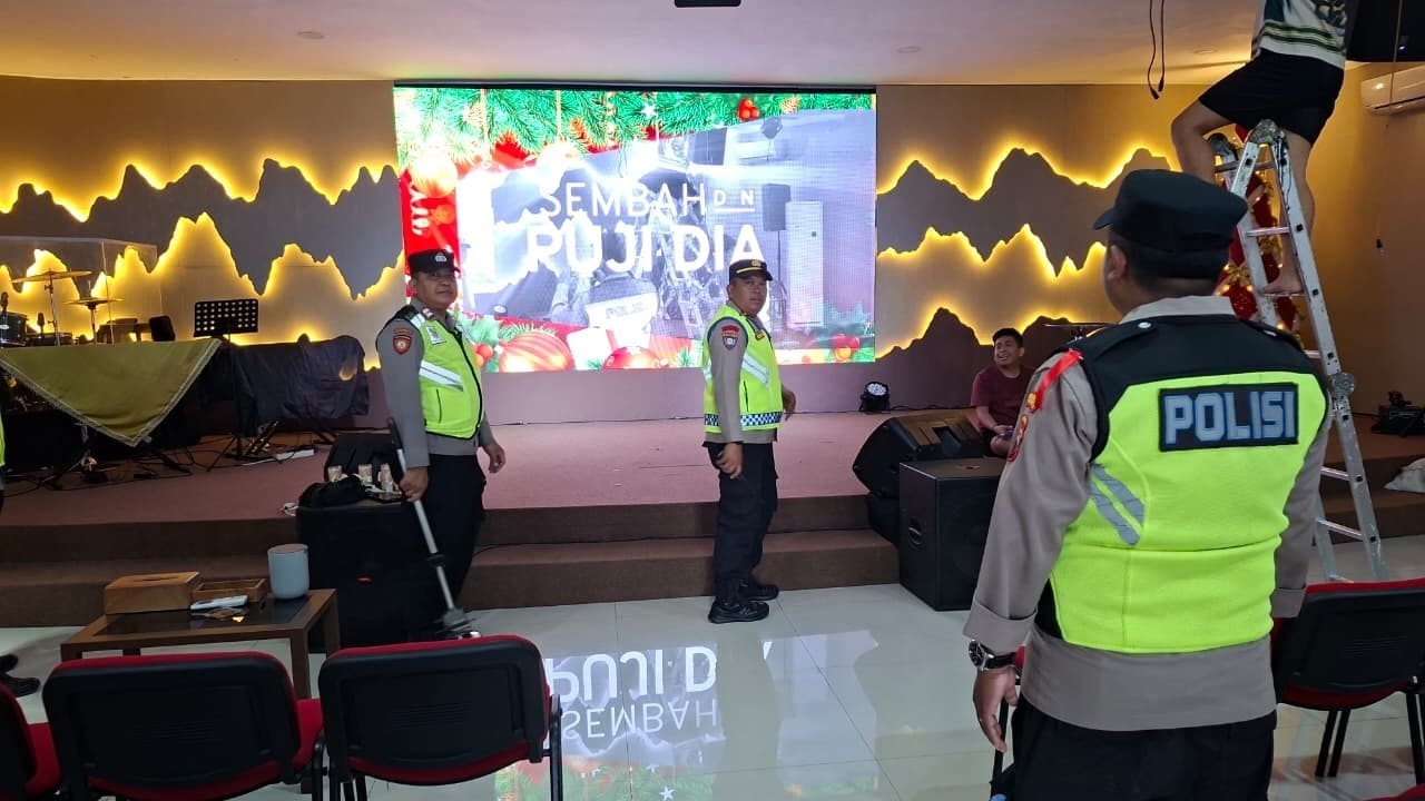 Personel Polsek Jatibarang melakukan sterilisasi di Gereja Bethel Indonesia jelang ibadah Natal 2025. Foto. Humas Polres Brebes.