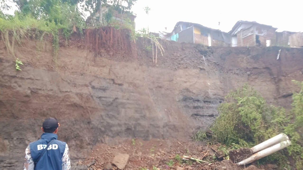 Tebing kali Pedes yang terus tergerus aliran sungai mengancam rumah warga diatasnya. Foto: Ist.