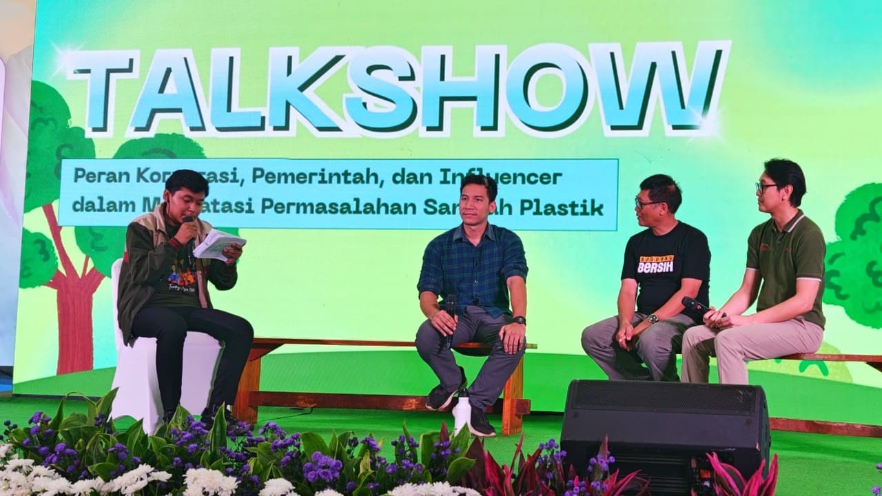 Perwakilan Sharp Indonesia bersama perwakilan dari Dinas Lingkungan Hidup menuliskan harapan nya untuk Sharp Greenerator dimasa yang akan datang. Foto: Sharp Indonesia.