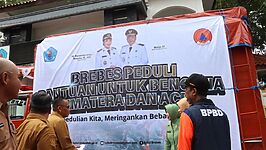 Pemkab Brebes mengirim bantuan berupa 15.205 telur asin, 10.800 telur ayam, dan Rp32,2 juta hasil donasi ASN untuk korban bencana di Sumatra dan Aceh melalui Lanud Halim.