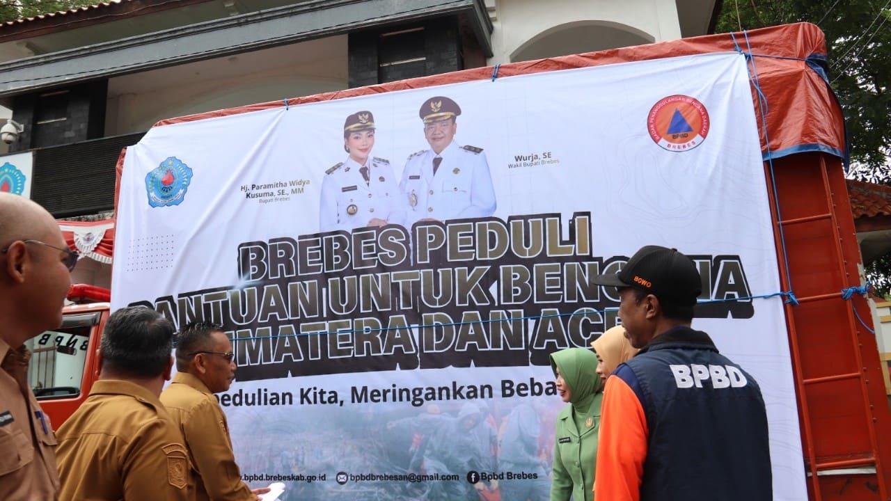 Pemkab Brebes mengirim bantuan berupa 15.205 telur asin, 10.800 telur ayam, dan Rp32,2 juta hasil donasi ASN untuk korban bencana di Sumatra dan Aceh melalui Lanud Halim.