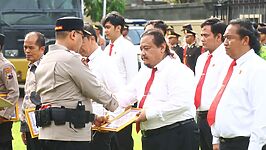Aiptu Titok Ambar Pramono (tengah) menerima penghargaan dari Kapolres Brebes AKBP Lilik Ardhiansyah dalam upacara di Lapangan Apel Tribrata Polres Brebes, Rabu (10/12/2024). Titok bersama 10 personel Tim Resmob mendapat apresiasi atas keberhasilan mengungkap kasus pembunuhan driver taksi online di Tegal. (Foto: Humas Polres Brebes)