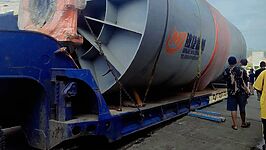 Trailer bermuatan tabung baja nyangkut di badan jalan Bumiayu, Brebes, Kamis (25/12/2025) dini hari. Kendaraan berat ini melanggar larangan Operasi Lilin Candi dan melumpuhkan lalu lintas sejak pukul 03.00 WIB. Foto: Ist.