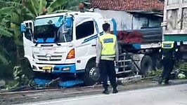 Petugas kepolisian berjaga di lokasi kecelakaan truk tronton yang mundur tak terkendali di Desa Linggapura, Kecamatan Tonjong, Kabupaten Brebes, Rabu (24/12/2025). Truk bermuatan besi ulir tersebut meluncur mundur sejauh 500 meter dan menghantam lima unit sepeda motor serta satu bengkel. Foto: Istimewa.