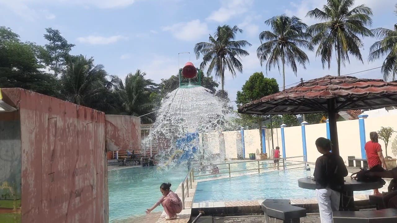 Wahana ember tumpah menambah keseruan saat bermain di kolam renang air hangat Tirta Husada Kedungoleng, Paguyangan, Brebes. Foto: Portal Pantura/YudhibPrasetyo.