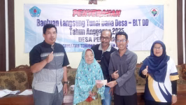 Penyaluran BLT Dana Desa triwulan IV 2025 kepada warga Desa Pepedan, Kecamatan Tonjong, Brebes, Jumat (5/12/2025). Camat Tonjong dan pendamping desa hadir memantau proses penyaluran bantuan. Foto: Portal Pantura/Yudhi Prasetyo.