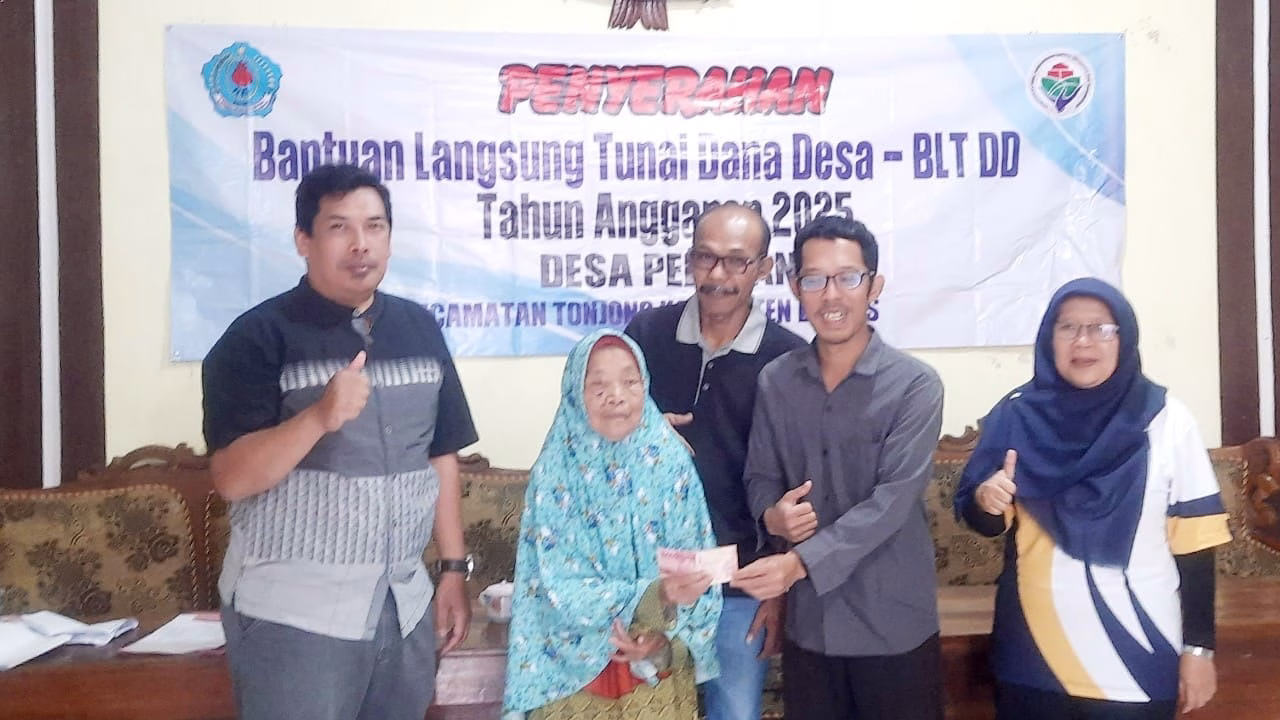 Penyaluran BLT Dana Desa triwulan IV 2025 kepada warga Desa Pepedan, Kecamatan Tonjong, Brebes, Jumat (5/12/2025). Camat Tonjong dan pendamping desa hadir memantau proses penyaluran bantuan. Foto: Portal Pantura/Yudhi Prasetyo.