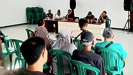Warga Desa Tonjong meninggalkan gedung serba guna saat forum sosialisasi proyek galian C, Senin (1/12/2025). Mereka menolak proyek yang dinilai cacat administrasi. Foto: Portal Pantura/Yudhi Prasetyo.