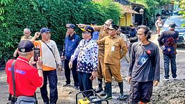 Wakil Bupati Brebes Wurja (tengah) didampingi Sekda Tahroni meninjau dampak banjir bandang di Desa Adisana, Kecamatan Bumiayu, Senin (22/12/2025). Banjir merendam puluhan rumah dan merusak lahan pertanian warga. Foto: Portal Pantura/Imam Muzaky.