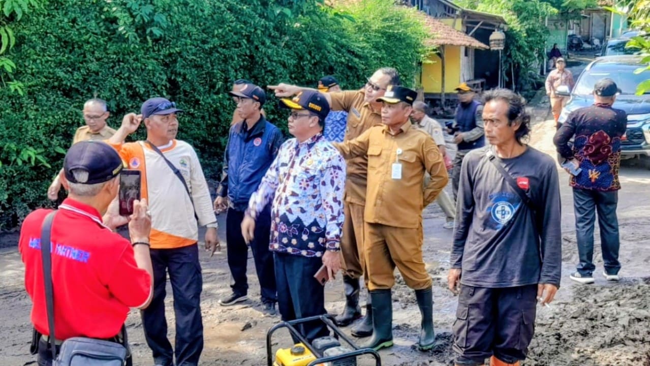 Wakil Bupati Brebes Wurja (tengah) didampingi Sekda Tahroni meninjau dampak banjir bandang di Desa Adisana, Kecamatan Bumiayu, Senin (22/12/2025). Banjir merendam puluhan rumah dan merusak lahan pertanian warga. Foto: Portal Pantura/Imam Muzaky.
