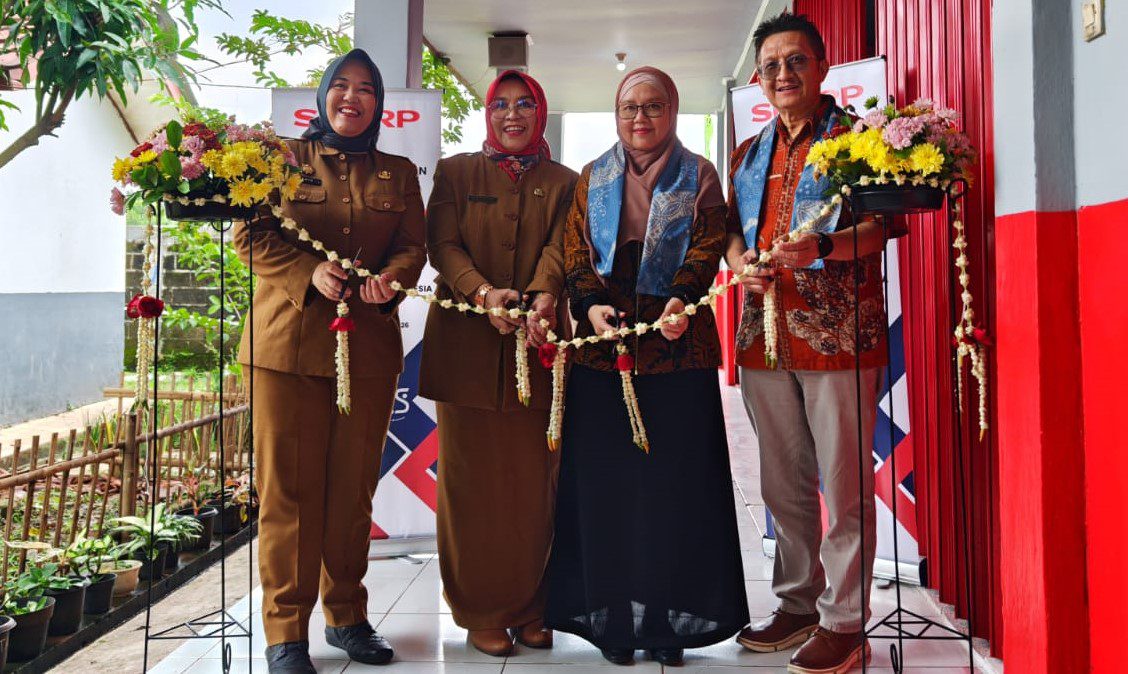 Prosesi gunting pita kerja sama Sharp Class di SMKN 3 Karawang, Minggu (26/1/2026). Tampak (dari kiri) Riesye Silvana, Ade Mardiyah Hayati, Lise Tiasanty, dan Martinus Roy Hunto saat peresmian program pelatihan vokasi untuk 25 siswa terpilih. (Foto: Dok. Sharp Indonesia)