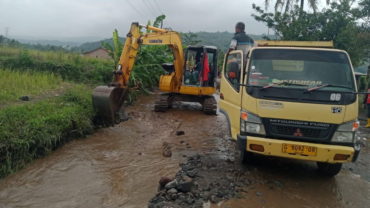 Baguna DPC PDI Perjuangan Brebes Turunkan Alat Berat dan Distribusikan Air Bersih untuk Korban Banjir Adisana Bumiayu