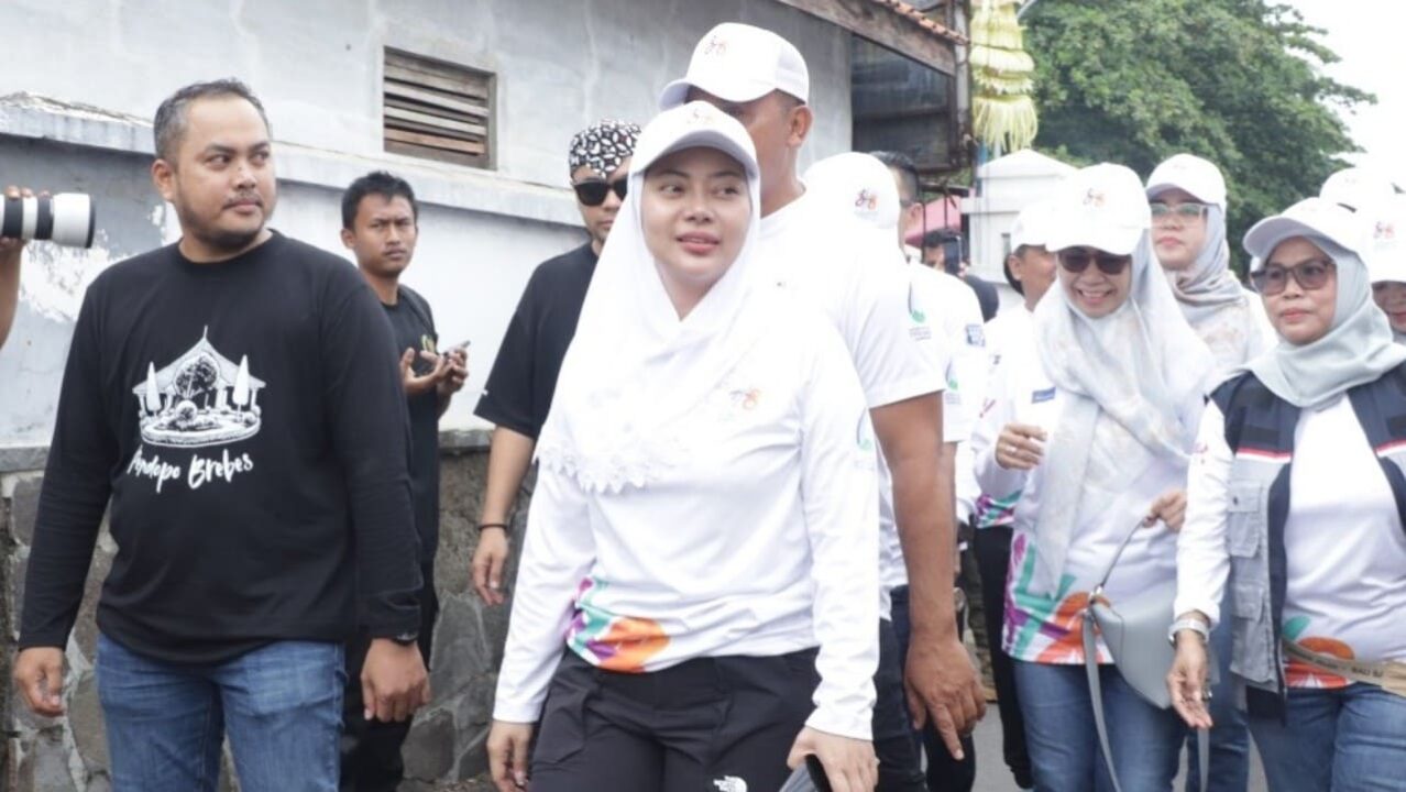 Bupati Brebes Hj Paramitha Widya Kusuma melepas 1.200 peserta napak tilas KH Syatori di Alun-alun Brebes, Sabtu (17/1/2026). Kegiatan ini menjadi puncak peringatan Hari Jadi Kabupaten Brebes ke-348. (Foto: Humas Pemkab Brebes)