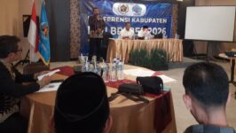 Ketua PWI Brebes periode 2022-2025 Eko Saputro menyampaikan Laporan Pertanggungjawaban (LPJ) saat Konferkab di Grand Dian Hotel Bumiayu, Sabtu (31/1/2026). (Foto: Portal Pantura/Yudhi Prasetyo)