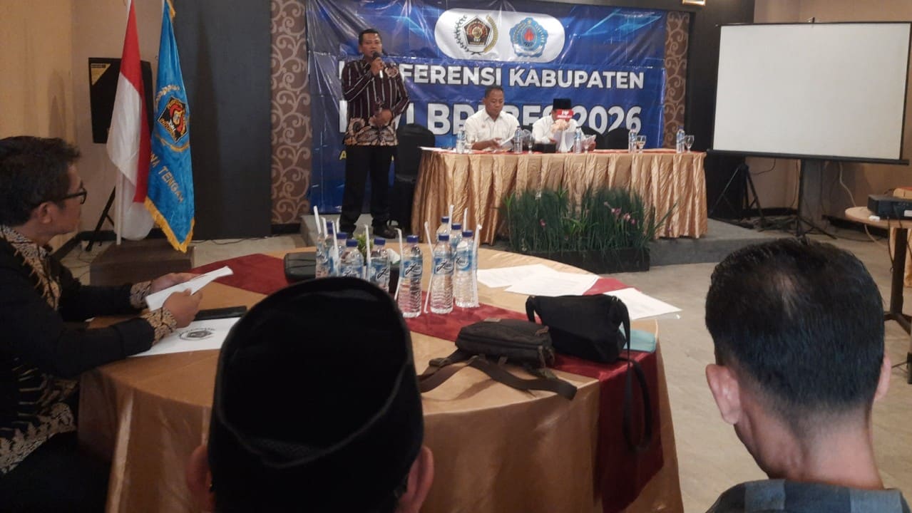 Ketua PWI Brebes periode 2022-2025 Eko Saputro menyampaikan Laporan Pertanggungjawaban (LPJ) saat Konferkab di Grand Dian Hotel Bumiayu, Sabtu (31/1/2026). (Foto: Portal Pantura/Yudhi Prasetyo)