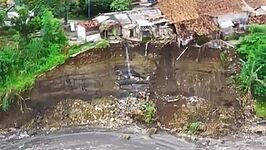 Kondisi tebing sungai sebagai dampak erosi sungai Pedes di Desa Tonjong, Kecamatan Tonjong, Brebes mengancam keselamatan warga. (Foto: Ist)