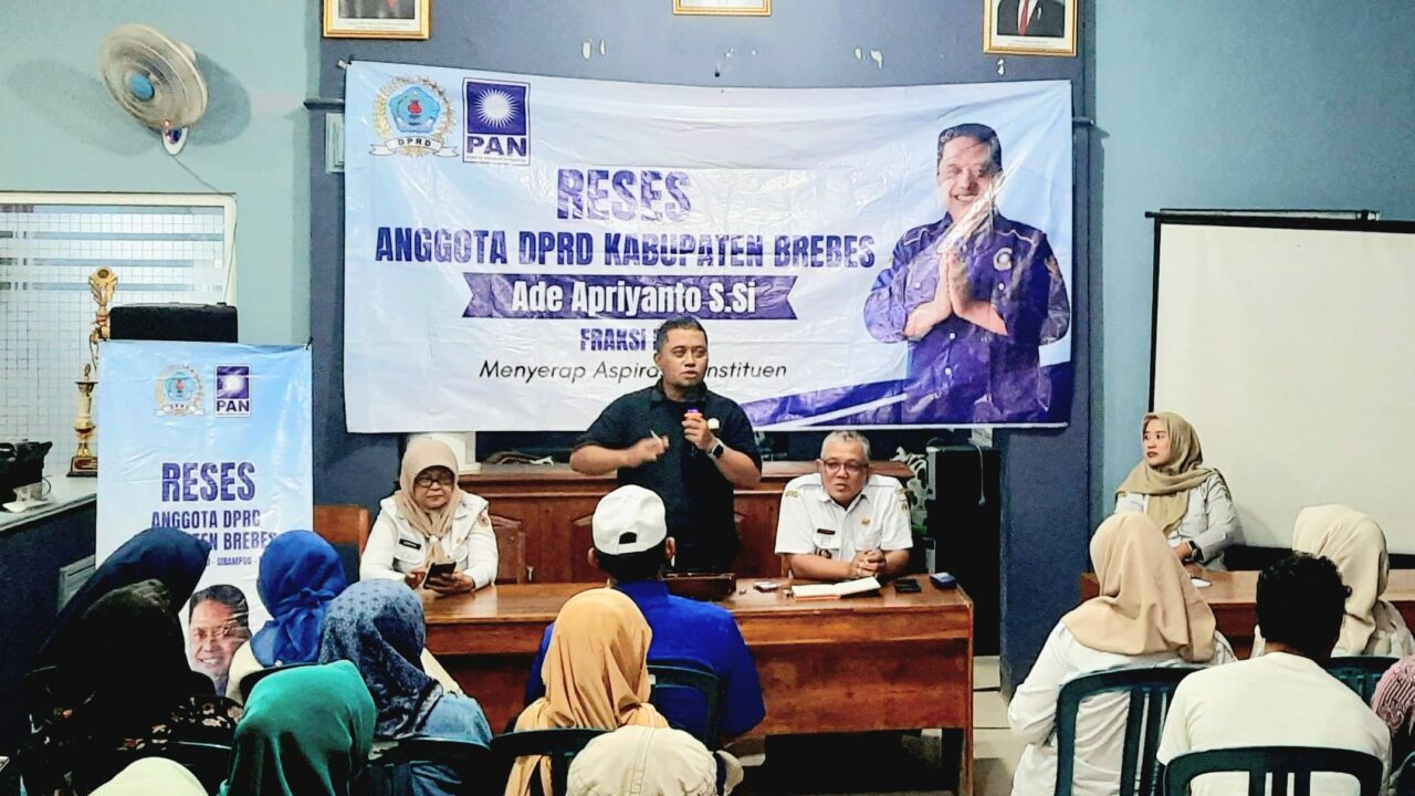 Anggota DPRD Brebes Ade Apriyanto S.Si menyampaikan materi saat reses di Aula Balai Desa Kutamendala, Kecamatan Tonjong, Rabu (28/1/2026). Politisi PAN ini mengungkap kondisi darurat sampah di Brebes dengan dua TPS yang sudah overload. (Foto: Portal Pantura/Yudhi Prasetyo)