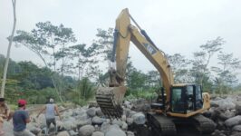 Pekerja melakukan normalisasi saluran air di Desa Adisana, Kecamatan Bumiayu, Brebes, menggunakan dua unit ekskavator bantuan dari Komisi IV DPRD dan pengusaha lokal, Senin (26/1/2026). Normalisasi dilakukan untuk memperlancar aliran air dan mencegah genangan. (Foto: Humas Pemkab Brebes)