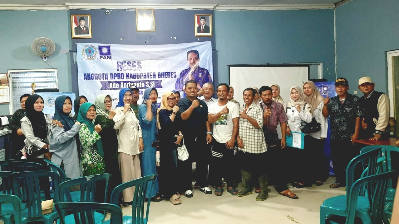 Anggota DPRD Brebes Ade Apriyanto foto bersama dengan warga Desa Kutamendala usai reses. (Foto: Portal Pantura/Yudhi Prasetyo)