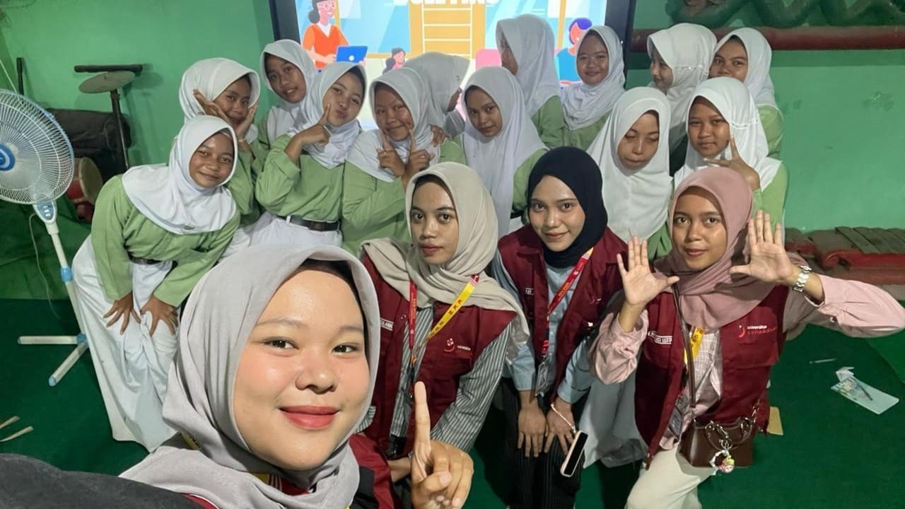 Mahasiswa KKN Desa Kalilangkap berfoto bersama siswa SMP Ma'arif NU 01 Bumiayu setelah kegiatan sosialisasi anti bullying, Bumiayu. Program ini bertujuan menanamkan empati dan meningkatkan kesadaran siswa terhadap dampak perundungan di lingkungan sekolah. (Foto: Dok. KKN Desa Kalilangkap)