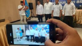 Sunarto, Wakil Ketua Bidang Organisasi PWI Jawa Tengah, melantik pengurus PWI Brebes periode 2026-2029 yang dipimpin Abu Bakar Sidik di Grand Dian Hotel, Sabtu (31/1/2026). (Foto: Portal Pantura/Yudhi Prasetyo)