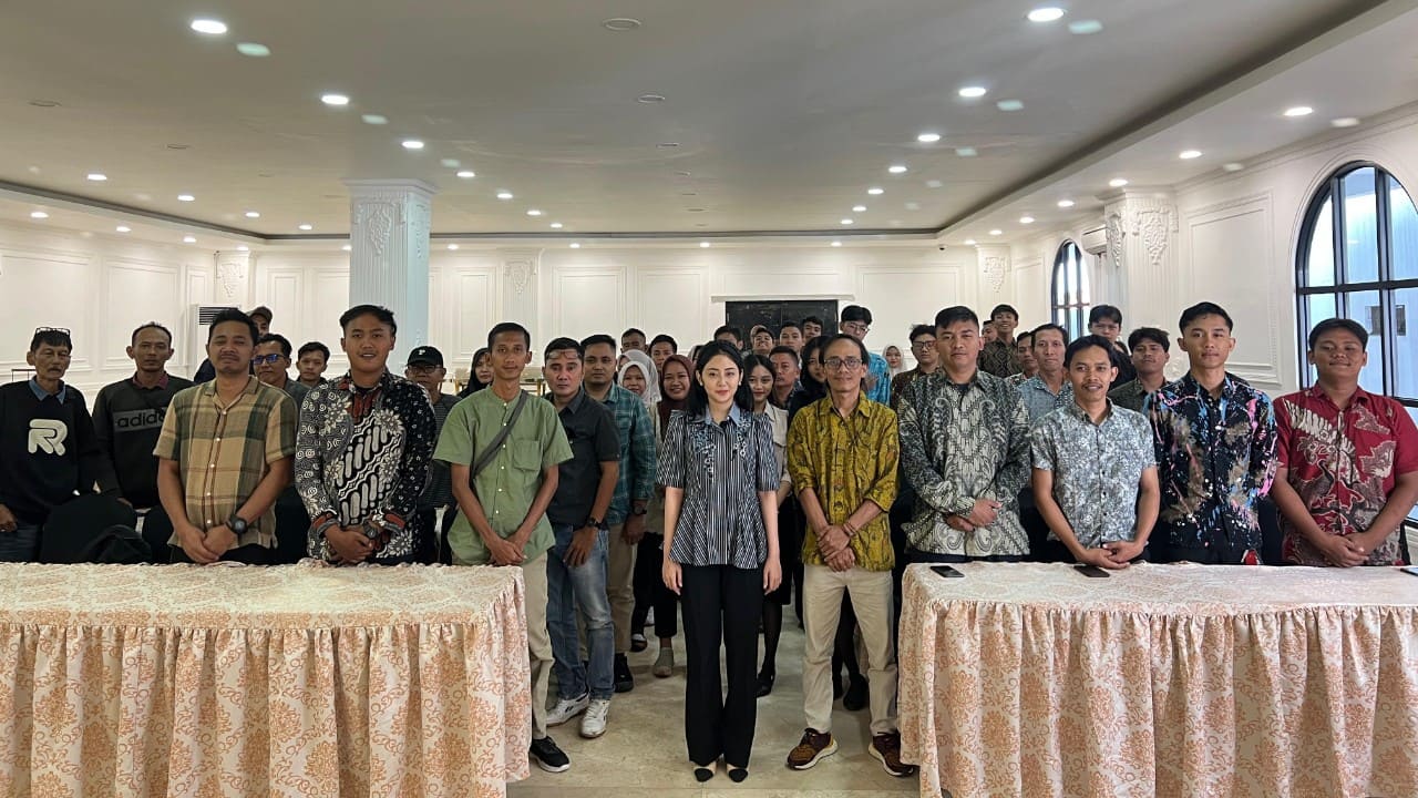 Anggota DPR RI Shinya Sandrakusuma (tengah) berfoto bersama pengurus dan anggota Karang Taruna Langgeng Jaya seusai menggelar sosialisasi 4 Pilar Kebangsaan di King Royal Hotel Brebes, Selasa (9/12/2025). Politisi PDI Perjuangan asal Brebes ini mengajak generasi muda untuk memahami dan mengamalkan nilai-nilai Pancasila dalam kehidupan sehari-hari.