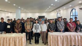 Anggota DPR RI Shinya Sandrakusuma (tengah) berfoto bersama peserta Sosialisasi 4 Pilar Kebangsaan yang digelar di King Royal Hotel Brebes, Selasa (9/12/2025). Kegiatan yang dihadiri Aliansi Brebes Bersuara ini bertujuan memperkuat pemahaman masyarakat tentang Pancasila, UUD 1945, NKRI, dan Bhinneka Tunggal Ika di tengah tantangan era digital. Shinya menekankan pentingnya sikap moderat dalam berbangsa agar tidak mudah terprovokasi dan teradu domba.
