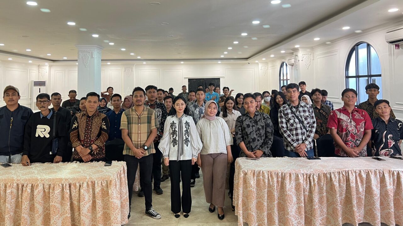 Anggota DPR RI Shinya Sandrakusuma (tengah) berfoto bersama peserta Sosialisasi 4 Pilar Kebangsaan yang digelar di King Royal Hotel Brebes, Selasa (9/12/2025). Kegiatan yang dihadiri Aliansi Brebes Bersuara ini bertujuan memperkuat pemahaman masyarakat tentang Pancasila, UUD 1945, NKRI, dan Bhinneka Tunggal Ika di tengah tantangan era digital. Shinya menekankan pentingnya sikap moderat dalam berbangsa agar tidak mudah terprovokasi dan teradu domba.