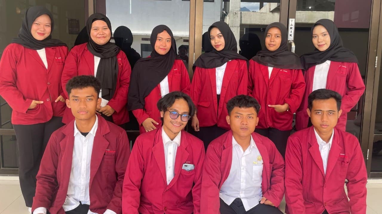 Sembilan mahasiswa dari berbagai program studi siap mengabdi di Desa Kalilangkap, Bumiayu, Brebes. Tim multidisiplin ini membawa program vertical garden dan TOGA untuk pemberdayaan masyarakat. (Foto: Dok. Universitas Peradaban)