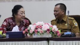 Wakil Bupati Brebes Wurja (kiri) berdiskusi dengan Ketua Komisi E DPRD Provinsi Jawa Tengah Messy Widiastuti saat kunjungan kerja di Kantor Pemerintahan Terpadu Kabupaten Brebes, Selasa (27/1/2026). Pertemuan ini membahas strategi pertanian progresif untuk mendukung swasembada pangan Jawa Tengah. Brebes sebagai sentra produksi padi diharapkan menjadi motor penggerak ketahanan pangan regional. (Foto: Humas Pemkab Brebes)