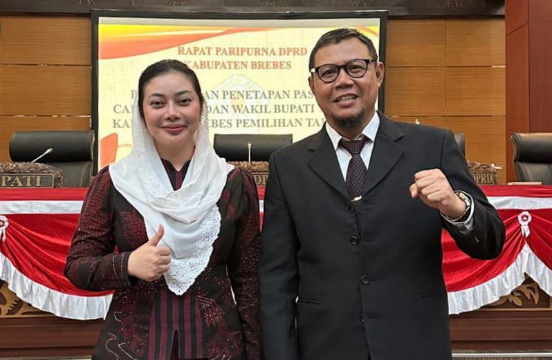 Azmi Asmuni Majid bersama Bupati Brebes Paramitha Widya Kusuma. (Foto: Istimewa)
