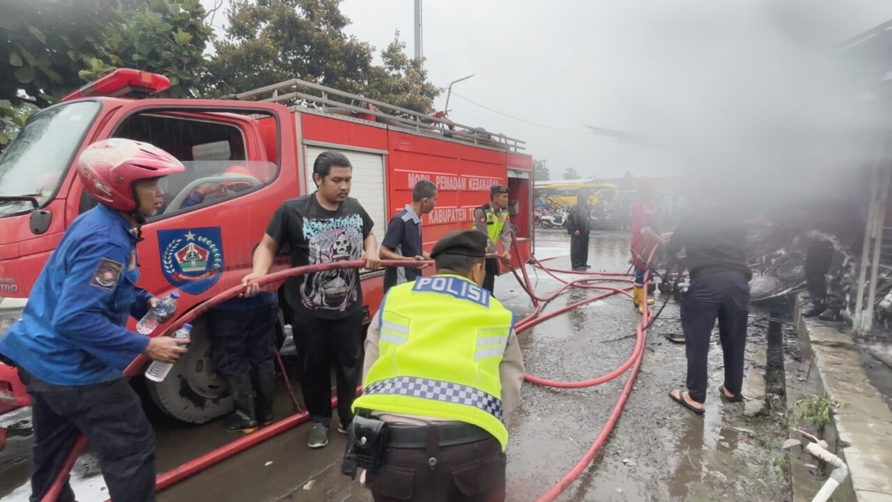Kebakaran Hebat Landa Kios Pasar Loak di Sub Terminal Bus Adiwerna Tegal