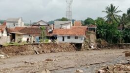 Kondisi rumah warga di pinggiran Kali Keruh, Desa Dukuhturi, Kecamatan Bumiayu, Kabupaten Brebes, Sabtu (24/1/2026). Banjir bandang semalam menghanyutkan tiga rumah dan merusak belasan lainnya. (Foto: Ist)
