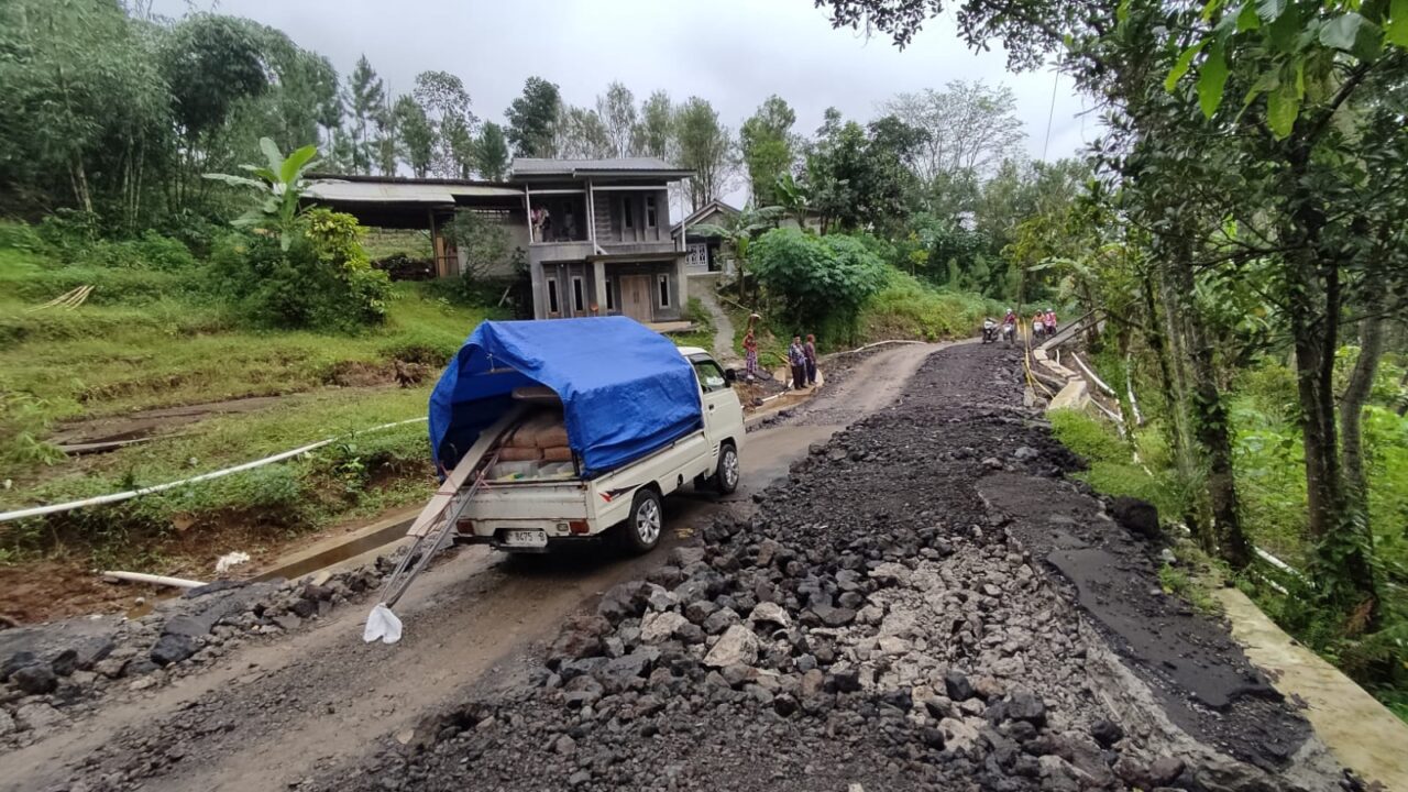 Camat Bojong Tinjau Lokasi Tanah Amblas, Akses Jalan Gunung Jati–Danasari Tegal Kembali Normal