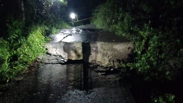 Jalan Amblas Sedalam 1 Meter, Warga Cilinduk Brebes Terisolasi