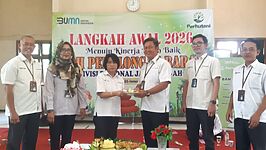 Suasana kekeluargaan terlihat saat Administratur KPH Pekalongan Barat Maria Endah Ambarwati menyerahkan tumpeng kepada perwakilan pegawai dalam acara konsolidasi internal, Senin (5/1/2026). Ritual pemotongan tumpeng menjadi pembuka kegiatan refleksi kinerja 2025 dan perencanaan program 2026 di Kantor KPH Pekalongan Barat, Slawi. (Foto: Portal Pantura/Yudhi Prasetyo)