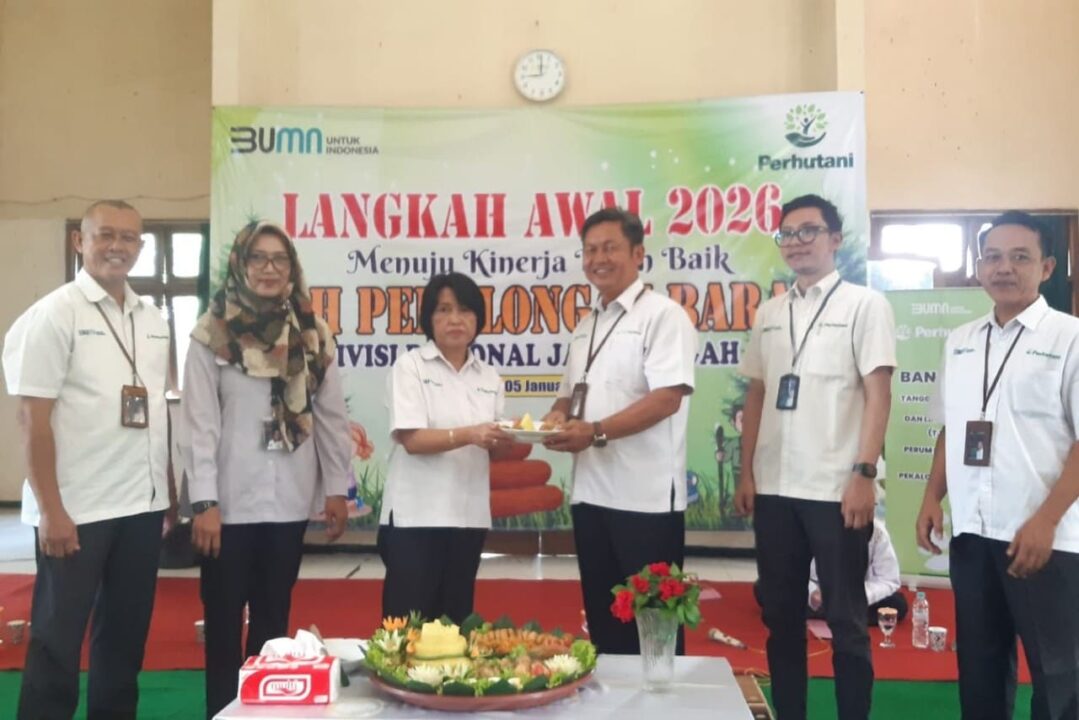 Suasana kekeluargaan terlihat saat Administratur KPH Pekalongan Barat Maria Endah Ambarwati menyerahkan tumpeng kepada perwakilan pegawai dalam acara konsolidasi internal, Senin (5/1/2026). Ritual pemotongan tumpeng menjadi pembuka kegiatan refleksi kinerja 2025 dan perencanaan program 2026 di Kantor KPH Pekalongan Barat, Slawi. (Foto: Portal Pantura/Yudhi Prasetyo)