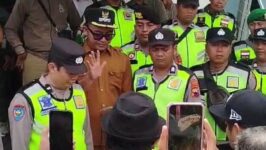 Kepala Desa Benda, Kecamatan Sirampog, Brebes Baitsul Amri dituntut mundur oleh warganya. (Foto: Ist)