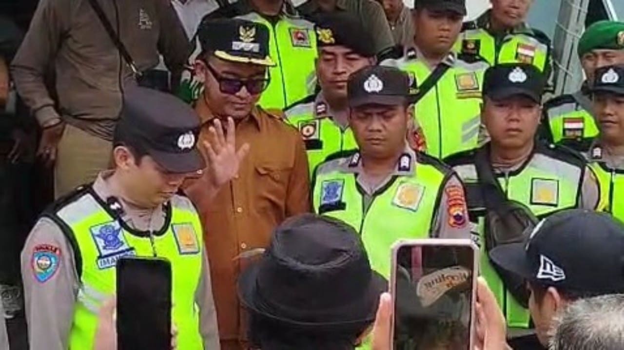 Kepala Desa Benda, Kecamatan Sirampog, Brebes Baitsul Amri dituntut mundur oleh warganya. (Foto: Ist)