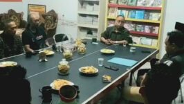 Kepala Desa Negarayu Abdul Ghofur (tengah) menggelar rapat internal dadakan di Balai Desa Negarayu, Kecamatan Tonjong, Brebes, Jumat (9/1/2026) malam. Rapat digelar untuk mengklarifikasi tuduhan korupsi dana BUMDes Rp142 juta yang beredar di masyarakat. (Foto: Portal Pantura/Yudhi Prasetyo)