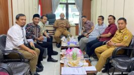 Ketua LPPM Universitas Peradaban Brebes Muh. Luqman Arifin (kanan) saat bertemu pihak Bakesbangpol Pemkab Brebes, Senin (12/1/2025). Pertemuan membahas klarifikasi kesalahan penulisan "Kabupaten Brebes Selatan" pada banner KKN. (Foto: Humas Universitas Peradaban)