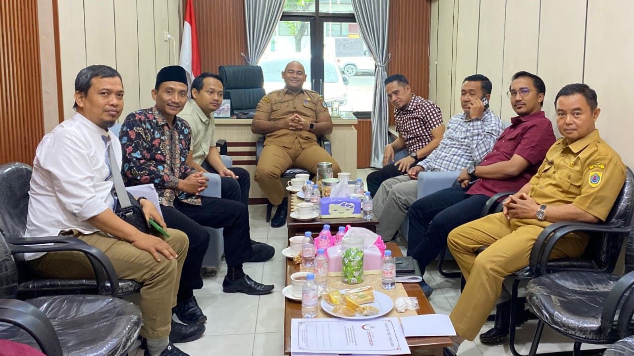 Ketua LPPM Universitas Peradaban Brebes Muh. Luqman Arifin (kanan) saat bertemu pihak Bakesbangpol Pemkab Brebes, Senin (12/1/2025). Pertemuan membahas klarifikasi kesalahan penulisan "Kabupaten Brebes Selatan" pada banner KKN. (Foto: Humas Universitas Peradaban)