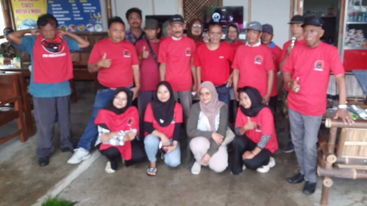 Simpatisan PDIP Paguyangan Lepas Atribut Partai, Kecewa Hasil Konvercab